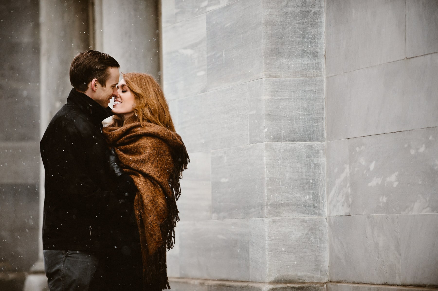 City Lovers kissing in the winter